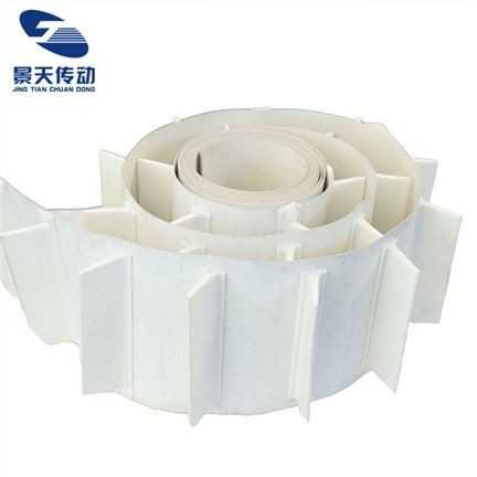 Hvítur færiband með hvítum mat með klípu